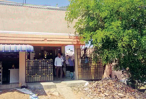 ஆதனூரில் வீட்டின் பூட்டை உடைத்து 65 பவுன் தங்க நகை கொள்ளை