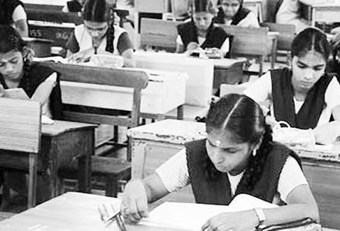 பிளஸ்-1 தேர்வு நாளை தொடங்குகிறது 21,748 மாணவ-மாணவிகள் எழுதுகின்றனர்