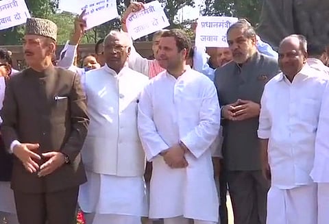 பி.என்.பி முறைகேடு: பாராளுமன்ற வளாகத்தில் காங்.எம்.பிக்கள் போராட்டம், ராகுல் காந்தியும் பங்கேற்பு