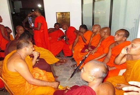 இலங்கையில் கைதானவர்களை விடுதலை செய்யக்கோரி புத்த சமூகத்தினர் போலீஸ் நிலையம் முன் போராட்டம்