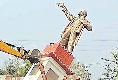 திரிபுராவில் லெனின் சிலை திடீர் அகற்றம் பா.ஜனதா மீது மார்க்சிஸ்ட் குற்றச்சாட்டு