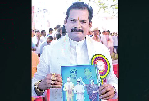 ஜெயலலிதா சிலை செய்யும் பணி வேறு சிற்பியிடம் ஒப்படைப்பு