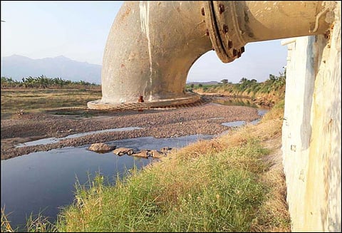 பவானி ஆற்றில் தண்ணீர் வரத்து குறைந்தது