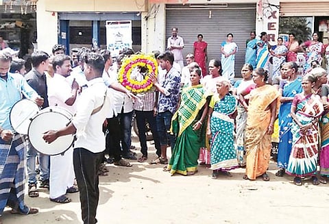ரேஷன் கடைக்கு விடுதலை சிறுத்தைகள் கட்சியினர் மலர்வளையம் வைத்து அஞ்சலி