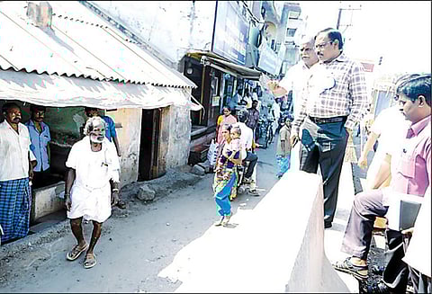 விரைவில் பண்ருட்டி ரெயில்வே மேம்பாலம் திறக்கப்படும் மாவட்ட கலெக்டர் தண்டபாணி