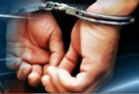 தட்டிக்கேட்ட சப்-இன்ஸ்பெக்டரை தாக்கிய 2 பேர் கைது