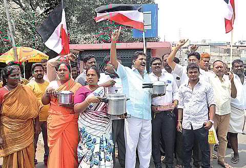 டி.டி.வி.தினகரனுக்கு ‘குக்கர்’ சின்னம் ஒதுக்க டெல்லி ஐகோர்ட்டு உத்தரவு