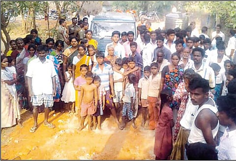 சாலை பணியை தடுத்து நிறுத்திய வனத்துறை அதிகாரிகள்