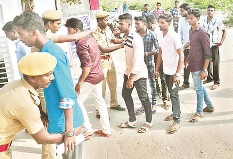 நாகை மாவட்டத்தில் சீருடை பணியாளர் தேர்வை 3,889 பேர் எழுதினர்