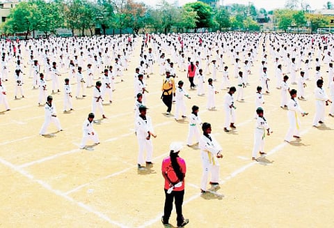 ஒரே நேரத்தில் 1,430 மாணவ-மாணவிகள் தேக்வாண்டோ பயிற்சி கின்னஸ் சாதனைக்கு முயற்சி