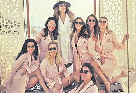 ஈரானில் விமானம் மலையில் மோதி 11 பேர் சாவு