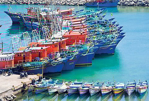 ஆழ்கடலில் மீன்பிடிக்க சென்ற கன்னியாகுமரி மீனவர்கள் பாதுகாப்புடன் கரை ஒதுங்கினர்