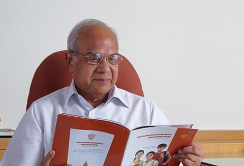 குரங்கணி காட்டுத்தீ; மதுரையில் சிகிச்சை பெறுவோரின் உறவினர்களை சந்தித்து ஆளுநர் ஆறுதல்