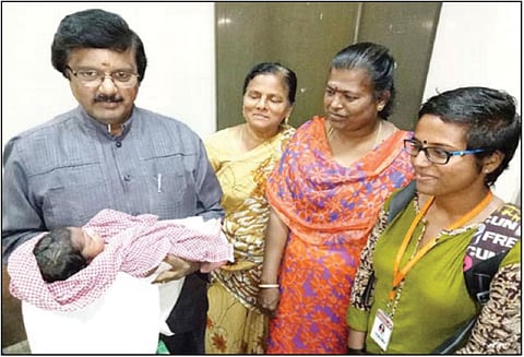 கோவை பஸ் நிலையத்தில் கைக்குழந்தையை பயணியிடம் கொடுத்து விட்டு தலைமறைவான இளம்பெண்கள்