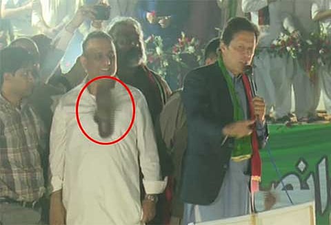 பாகிஸ்தான் தெஹ்ரீக் இ இன்சாப் கட்சியின் தலைவர் இம்ரான் கான் மீது காலணி வீச்சு