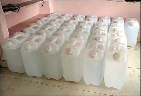 வாலாஜாவில் ரூ.1½ லட்சம் எரிசாராயத்துடன் மினிவேன் சிக்கியது