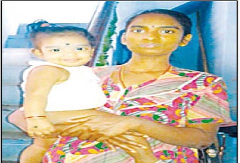 கள்ளக்குறிச்சியில் சம்பவம் வீட்டுக்குள் தூங்கிக்கொண்டு இருந்த இளம்பெண், 10 மாத குழந்தையுடன் தீயில் கருகி சாவு