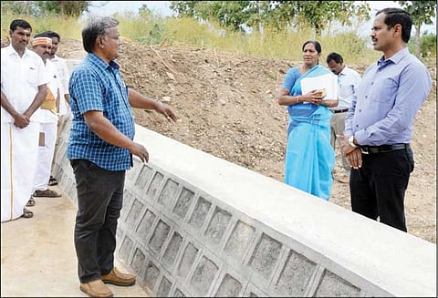 அந்தியூர், அம்மாபேட்டை ஒன்றியங்களில் 76 இடங்களில் ரூ.1¼ கோடியில் சிறு தடுப்பணைகள் கலெக்டர் எஸ்.பிரபாகர் பார்வையிட்டார்