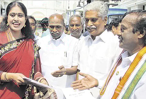 பட்ஜெட் உரையை புறக்கணித்து தி.மு.க.-காங்கிரஸ் வெளிநடப்பு