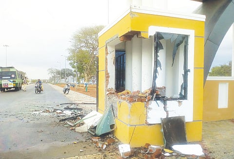 அரசு மருத்துவகல்லூரி மருத்துவமனை நுழைவுவாயில் மீது அரசு பஸ் மோதியது 3-வது முறையாக விபத்து