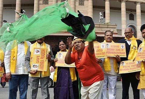 மோடி அரசுக்கு எதிராக தனியாக நம்பிக்கையில்லா தீர்மானம் தெலுங்கு தேசம் அதிரடி; எதிர்க்கட்சிகள் ஆதரவு