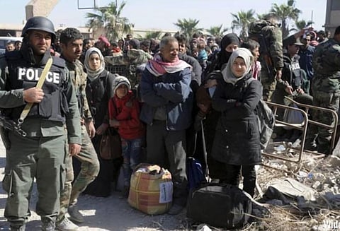 சிரியாவில் இரு நகரங்களில் தாக்குதல் : 50 ஆயிரம் மக்கள் வெளியேறினர்