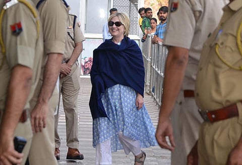 மத்தியபிரதேசத்தில், கீழே விழுந்தார் : ஹிலாரி கிளிண்டனுக்கு எலும்பு முறிவு