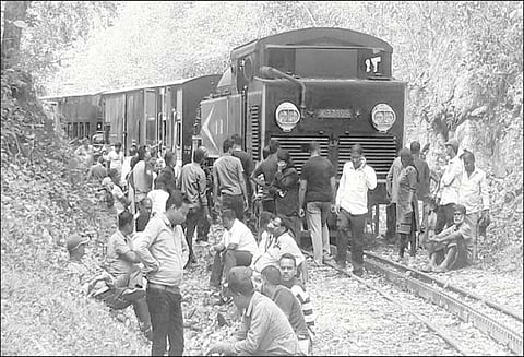 என்ஜினில் திடீர் கோளாறு ஊட்டி மலைரெயில் நடுவழியில் நிறுத்தம்: சுற்றுலா பயணிகள் அவதி