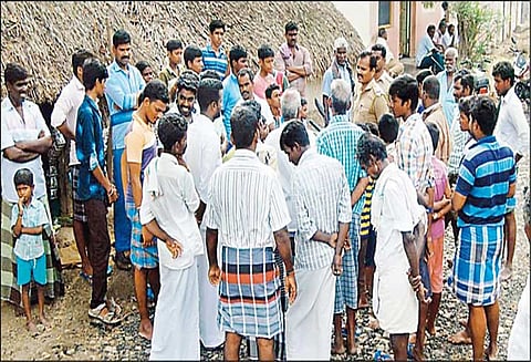 திருவெண்ணெய்நல்லூர் அருகே அனுமதியின்றி குடிநீர் இணைப்பு ; அதிகாரிகளுடன் வாக்குவாதத்தில் பொதுமக்கள்