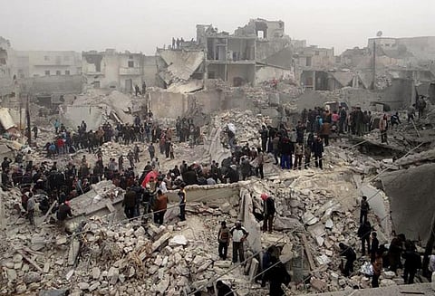 சிரியா வான் தாக்குதலில் 30 பேர் சாவு : நகரை விட்டு வெளியேற நின்றிருந்தபோது சிக்கிய பரிதாபம்