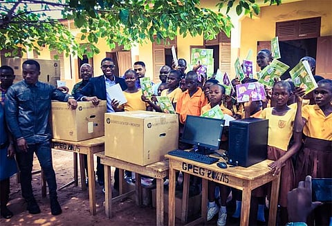 கரும்பலகையில் 'வேர்ட்' நடத்திய கானா ஆசிரியருக்கு இந்திய நிறுவனம் கம்ப்யூட்டர்களை வழங்கியது