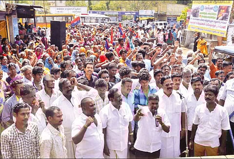 கச்சா எண்ணெய் குழாய் பதிக்கும் திட்டத்தை கண்டித்து ஆர்ப்பாட்டம்