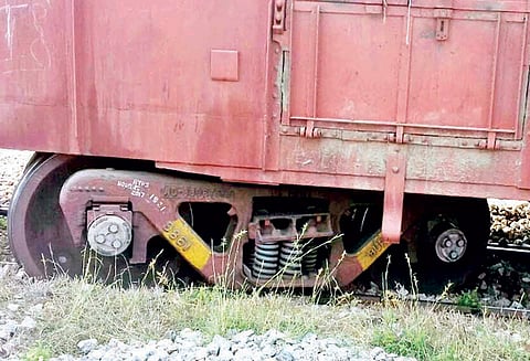 சரக்கு ரெயில் தடம்புரண்டது சென்னை ரெயில்கள் தாமதம்