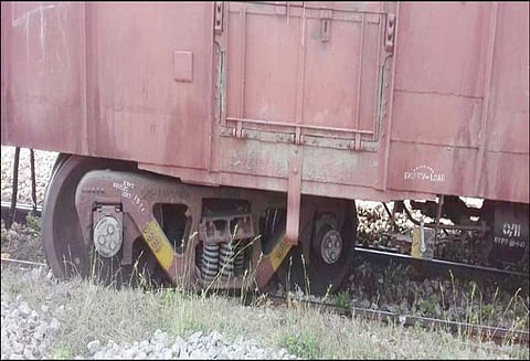 அரக்கோணம் அருகே சரக்கு ரெயில் தடம் புரண்டது
