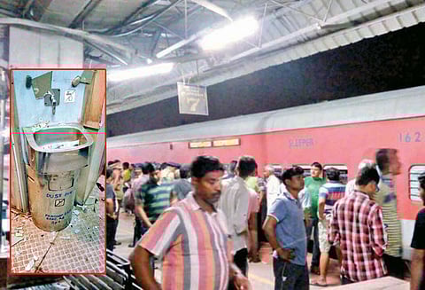 எக்ஸ்பிரஸ் ரெயிலில் பயணிகள் மத்தியில் போதை வாலிபர்கள் ரகளை