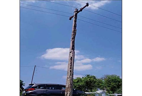 அ.காளாப்பூரில் சேதமடைந்த மின்கம்பம், தடுப்பு கம்பிகள் சீரமைக்கப்படுமா? வாகன ஓட்டிகள் எதிர்பார்ப்பு