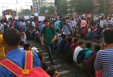 வேலை கேட்டு தண்டவாளத்தில் அமர்ந்து தர்ணா போராட்டம் : மும்பையில் ரயில் போக்குவரத்து கடும் பாதிப்பு