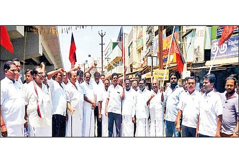 ராமராஜ்ய ரத யாத்திரைக்கு எதிர்ப்பு தெரிவித்து சாலை மறியலில் ஈடுபட்ட தி.மு.க. உள்பட பல்வேறு அமைப்பினர் கைது