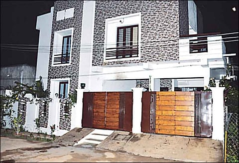 விழுப்புரத்தில் பரபரப்பு: கட்டிட ஒப்பந்ததாரர் வீட்டில் பெட்ரோல் குண்டு வீச்சு