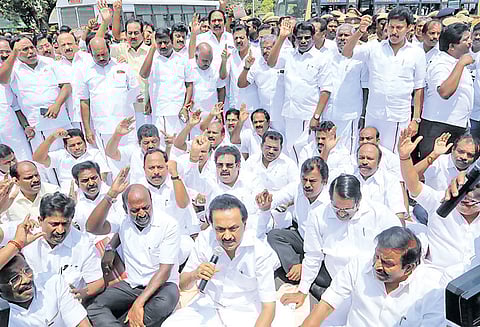 தி.மு.க. உறுப்பினர்கள் கூண்டோடு வெளியேற்றம்