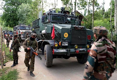 காஷ்மீரில் பயங்கரவாதிகள் உடனான சண்டையில் இரு போலீசார் உயிரிழப்பு