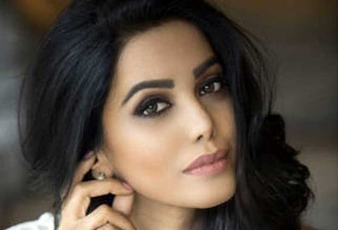 கயிறு அறுந்து தலைகீழாக விழுந்த நடிகை நடாஷா ஆஸ்பத்திரியில் அனுமதி