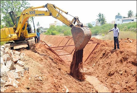 ரூ.3 கோடி செலவில் நஞ்சை ஊத்துக்குளி வாய்க்கால் சீரமைக்கும் பணி தீவிரம்