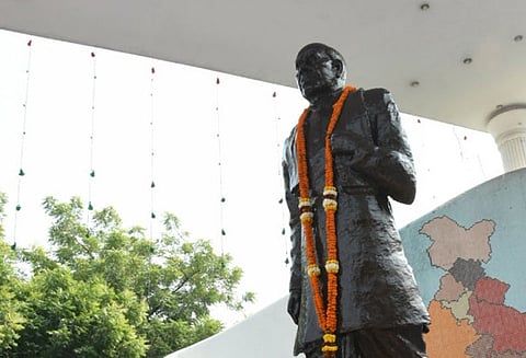 குஜராத்தில் சர்தார் வல்லபாய் பட்டேல் சிலை அவமதிப்பு