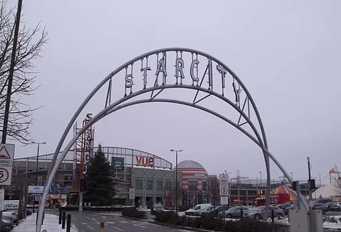 மொபைல் போனால் சினிமா தியேட்டரின் இருக்கையில் தலை சிக்கி உயிரிழந்தவர்