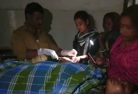 பீகாரில் ‘டார்ச் லைட்’ வெளிச்சத்தில் ஆபரேஷன் செய்யப்பட்ட பெண் உயிரிழப்பு