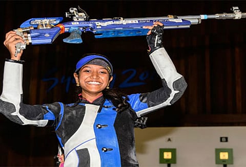 தமிழக வீராங்கனை இளவேனில் தங்கம் வென்று அசத்தல்