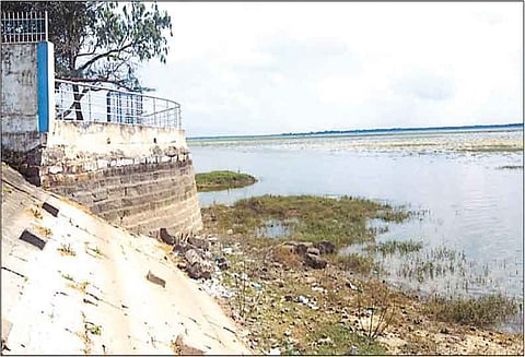 வீராணம் ஏரியின் நீர்மட்டம் 38.80 அடியாக குறைந்தது சென்னைக்கு குடிநீர் அனுப்பும் பணி நிறுத்தம்