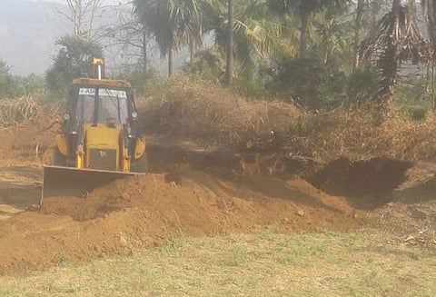 அணைக்கட்டு அருகே ஏரிக்கரையை உடைத்து ஆக்கிரமிப்பு