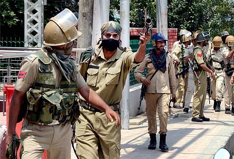 ஜம்மு காஷ்மீரில் பாதுகாப்பு படையினர் - பயங்கரவாதிகள் இடையே துப்பாக்கிச்சண்டை